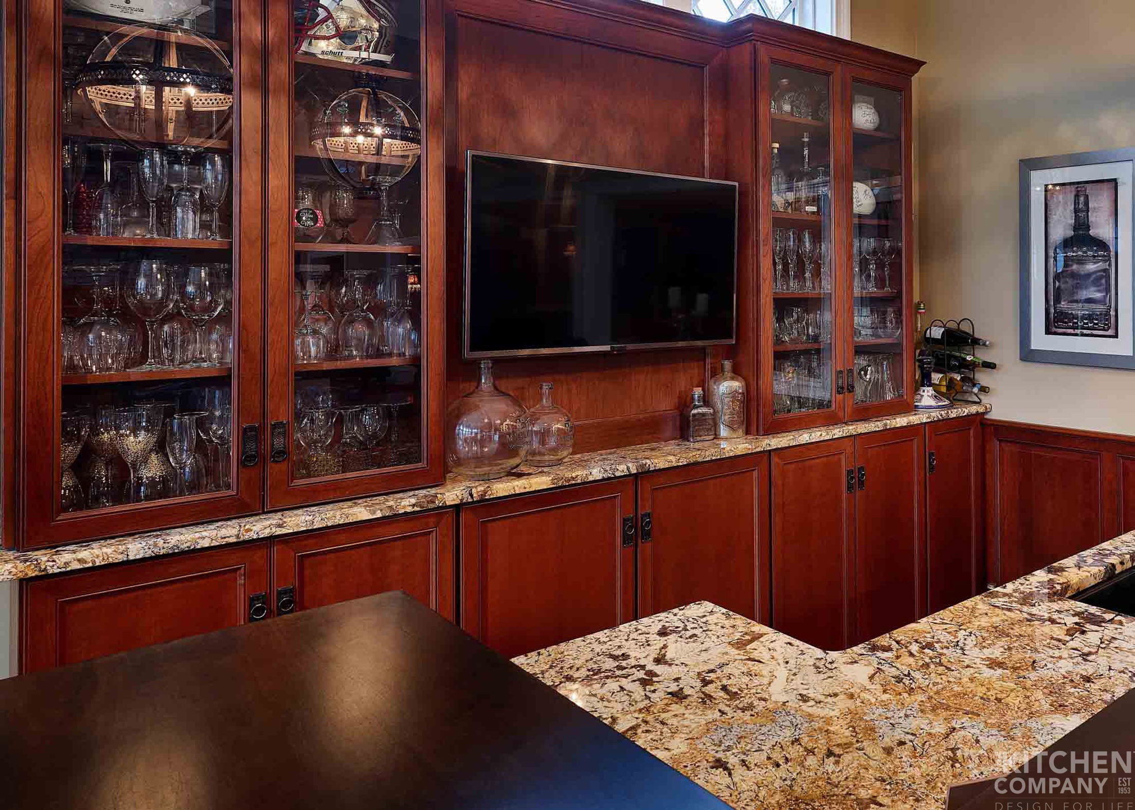 Traditional Kitchen and Bar in Woodbridge, CT | The Kitchen Company